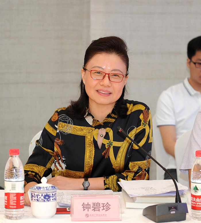 梧州市委常委、統(tǒng)戰(zhàn)部部長(zhǎng)鐘碧珍發(fā)言