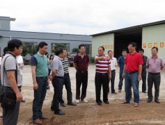 廣西食用菌協(xié)會(huì)到強(qiáng)壽生物科技公司進(jìn)行食用菌技術(shù)觀摩交流